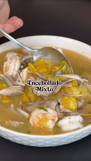 17K views · 3.4K reactions | Encebollado  Esta sopita calienta el alma y es una tradición de mi país 朗❤️ Ingredientes: - Albacora - Yuca - Ajo - Cilantro - Pimiento verde - Cebolla paiteña - Tomate - Limón - Chifle - Chillangua - Albahaca - Sal - Pimienta - Comino . . #sopa #encebollado #criollo #recetas #comida #ecuador #tradicion | Matias Barriga Chiariello | Facebook