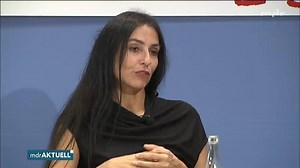 "Empathie entsteht, wenn Menschen selbst empathische Menschen erleben und Mitgefühl erfahren. Die Erfahrung, dass Zuwendung und Einfühlung Verbindung schaffen und sich gut anfühlen, ist ein essenzieller Schritt zum Erlernen dieser Fähigkeit. Menschen spüren in dieser Form von Kontakt, dass gegenseitige Empathie positive Gefühle und Vertrauen wachsen lässt." Die Bepanthen-Kinderförderung hat diese Studie in Auftrag gegeben. Ich bin froh und dankbar als Schirmherrin dieses wichtige Thema begleiten