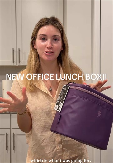 you know I’m getting old when I’m this excited about a new lunch box 🙃 @hydroflask office lunches just got a lot more exciting 🥗🍴 #lunchboxideas #lunchbox #officelunch #unboxing #packedlunch