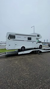 Din familie jubler. Din bankmand græder, fordi han missede et salg. (Velkommen til autocamper på leasing) Det her øjeblik markerer en ny milepæl for os: Vores første camper er netop rullet af autotransporteren og skal snart leveres til kunden. Men hvorfor lease en autocamper – i stedet for at købe? ✅ Du slipper for at binde en stor sum penge ✅ Du betaler kun afgift for den periode, du bruger den ✅ Du begrænser værditabet Camper-livet skal være frit. Det samme skal din økonomi. | Flexto