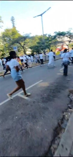 Última Hora* Última Hora* Última Hora Policia abre fogo contra manifestantes em Maputo Maputo (Canalmoz) - É uma verdadeira ditadura o que se vive em Moçambique. A comunidade muçulmana saiu para se manifestar pacificamente contra os raptos e contra a fraude eleitoral. A concentração foi no mercado Central, na avenida 25 de Setembro. Quando a polícia se apercebeu que muitos estavam a se juntar ao movimento simplesmente abriu fogo contra os manifestantes. Muitos dos manifestantes são homens e mulh