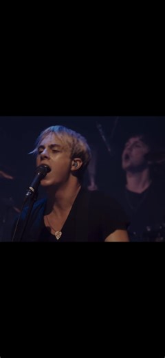 I will NEVER forgive them for putting an age 13 restriction on this concert because 12 year old me was so upset but anyways this was 9 years ago today #rosslynch #rikerlynch #rockylynch #r5 #thedriverera #ellington #rydelfunk #r5liveinlondon