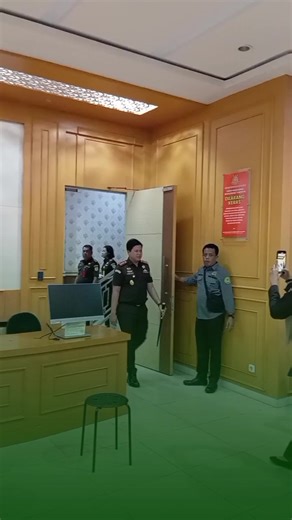 SEKILASINDONEWS.COM - Tim Penyidik Kejaksaan Negeri Bangka Selatan (Kejari Basel) resmi menetapkan 10 orang sebagai tersangka dalam perkara dugaan tindak pidana korupsi tata kelola penambangan bijih timah PT Timah Tbk di wilayah IUP Bangka Selatan periode 2015 hingga 2022. Dari hasil audit BPKP, praktik yang disebut berlangsung sistematis itu menyebabkan kerugian negara mencapai Rp4,16 triliun. Penetapan tersangka diumumkan langsung oleh Kepala Kejaksaan Negeri Bangka Selatan, Sabrul Iman, dalam