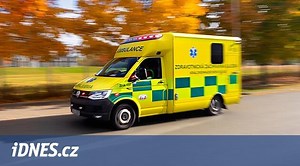 Najíždění i vyblikávání. Řidič ohrožoval houkající sanitku s pacientem - iDNES.cz