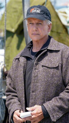 **Mark Harmon’s Final Goodbye Leaves Fans Sobbing** — When Mark Harmon appeared on screen for his final goodbye as Leroy Jethro Gibbs, it was a moment that silenced millions of NCIS fans around the world. The atmosphere was thick with emotion as the scene unfolded — Gibbs standing by the water, reflecting on decades of service, sacrifice, and unspoken pain. Every line, every glance, carried the weight of his history with the team. Viewers could feel the quiet resignation in his tone, the accepta