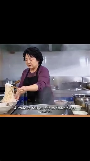 Serveuse retire la viande de ses bols, le client se venge