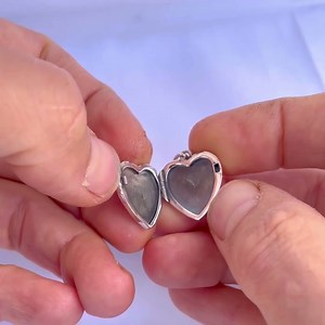 🩷 How to open your Locket pendant: Unlocking with a fingernail 💅