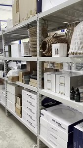 Så gik startskuddet til at påbegynde udpakningen af 200 paller med varer fra vores store konkursopkøb…… Det bliver et par lange uger med udpakning, men vi forventer stadig at være klar i begyndelsen af maj. Endelig dato kommer snart 😍 Det viste i videoen er kun en meget lille del af lagersalget, så ja!!!! Det er STORT 😜 Priser, dato etc kommer på lagersalgets Facebookside, så følg med her og hold dig opdateret ⬇️⬇️⬇️ https://www.facebook.com/profile.php?id=100090581303737 | Fabric Randers