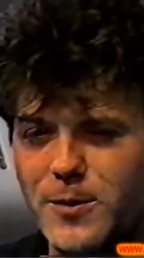 Yugonostalgia - Jugonostalgija on Instagram: "Svojim četvrtim albumom „Tamo gde ljubav počinje“ , koji je izdat 1989. godine, Crvena jabuka definitivno je potvrdila status vodeće pop grupe na teritoriji Jugoslavije. Na njemu preovlađuju ljubavne pesme - balade, a neke od njih su bili veliki hitovi: To mi radi, Tuga, ti i ja, Volio bih da si tu i naravno Kad kazaljke se poklope, koje se svi setimo u poslednji danima decembra… Producent albuma je, kao i na albumu „Sanjati“ bio Nikša Bratoš, a sve 