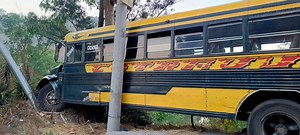 29K views · 516 reactions | Bus extraurbano pierde el control y estuvo a punto de caer a un barranco en la Ruta al Pacífico | TN23 | Facebook