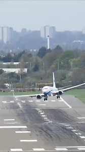 354K views · 1.3K reactions | Unbelievable Crosswind Landing of a 737! Video: YouTube Shorts By: PLOMAS #AviationForAviators #boeing #b737800 #737landing #CrosswindChallenge #aviationdaily #PilotSkills #planespotting #aviationenthusiast #aviationphotography #aviationlovers | The Aviators Group | Facebook