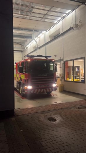 Fire engine #fyp #stoke #bluelights #staffordshire #firefight @Blue light burslem @supers_and_blues 🤩💫💫 @Staffordshire Fire and Rescue