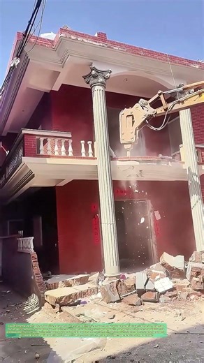 Démolition explosive : Comment une excavatrice transforme une maison en ruines