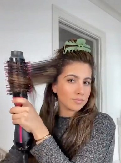 18K views · 12 reactions | This hot air brush gives the perfect blowout in just minutes朗 Pre-Order here or DM: https://www.aodour.pk/collection/p | Aodour | Facebook