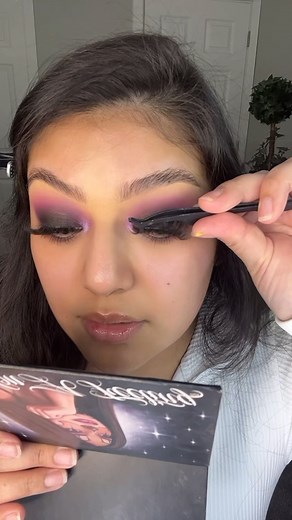 293 reactions · 19 shares | How to apply false eyelashes #eyelashtutorial #howtoapplystripeyelashes #lashtutorial #kisslashglue | G.torres_makeup | Facebook