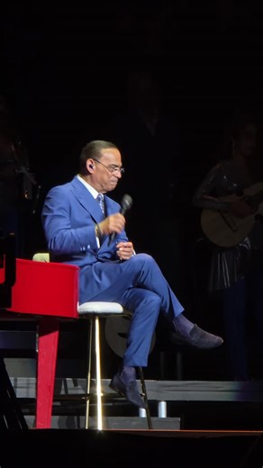 Gilberto Santa Rosa rinde homenaje a Rafael Ithier cantando "Las Hojas Blancas" en el Coliseo De Puerto Rico 🖤🕊🇵🇷 #gilbertosantarosa #concert #puertorico #jlpromotionspr | JL Promotions