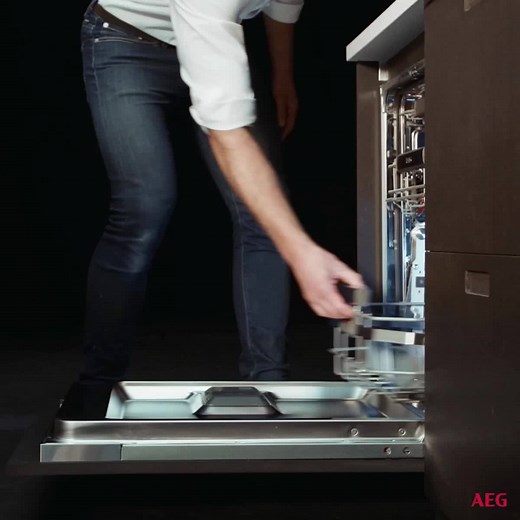 Weniger Stress beim Abräumen mit dem einzigartigen ComfortLift®️-Geschirrspüler - dafür mehr Zeit für deine Gäste. Ausgezeichnet! | AEG