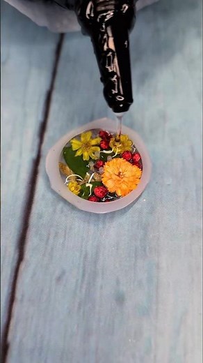 DIY Beautiful resin button with dried flowers Resin craft ideas #tutorial #handmadeseller #craft