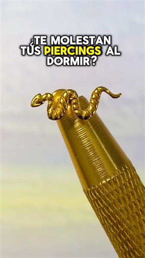 Hoops | Piercings on Instagram: "¿Tus piercings te molestan cuando duermes? 😩✨ Nuestros labrets son el upgrade que tu orejita necesitaba: ✅Barrita recta con parte trasera plana ✅ No se clavan ✅ No se enganchan en la almohada ✅ Se adaptan perfecto para dormir cómoda y verte ✨increíble✨ Disponibles en: ⭐️ Acero quirúrgico 316L ⭐️ Titanio G23 ⭐️Acrílico Bioflex && en Sets de acero 316L con baño de oro Con diseños para casi todas las perforaciones, porque comodidad + estilo siempre van juntos 💅🏻