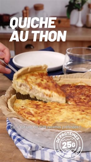 La quiche, oui… mais réinterprétée ! 🐟 Plat incontournable des repas maison, la quiche se réinvente avec un ingrédient aussi simple qu'efficace : le thon au naturel Petit Navire. Résultat ? Une recette que tout le monde connaît, mais avec un vrai plus, car le thon au naturel Petit Navire est naturellement riche en protéines et apporte 25 g de protéines par portion*. Parfaite à partager ou à savourer sur plusieurs repas… c’est la quiche du quotidien, en version Petit Navire ! *Une portion est ég