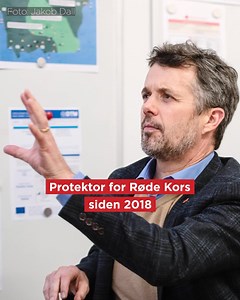 Stort tillykke med fødselsdagen til H.M. Kong Frederik! Kong Frederik overtog i 2018 hvervet som protektor for Røde Kors efter sin far prins Henrik. Tusinde tak for dit engagement og interesse i vores arbejde herhjemme og ude i verden ⛑️ | Røde Kors