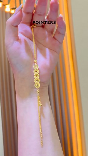 14 reactions · 32 shares | POINTERS 916五帝币手链 ✨ 古韵与时尚的交汇，一抹金光演绎高级感。 五帝币造型低调奢华，每个细节都藏着好运 The fusion of tradition and modern elegance — a touch of gold that shines with sophistication. The Five Emperor Coins design exudes understated luxury, with every detail carrying a hint of good fortune  #pointersjewellers #pointersgold #黄金 | Pointers Jewellers | Facebook