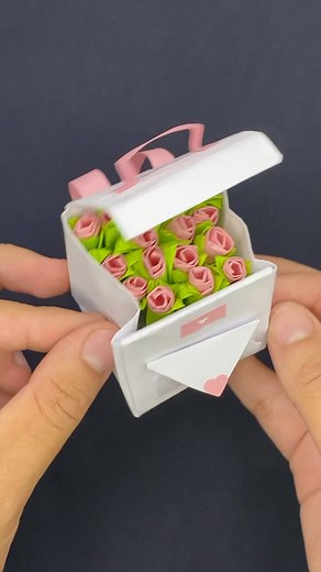 José Antonio on Instagram: "Mini mochila con flores 💐#origami #diy #eqsydiy #crafts #tutorial #cartas #floresdepapel"