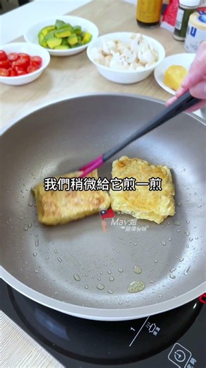 簡單的飲控餐，不吃麵包也滿足！酥脆豆包疊上濃郁酪梨與滑嫩玫瑰蛋，今天就用這盤高蛋白控醣早午餐犒賞自己！