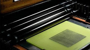 Collotype and photo-lithography with Kyoto Benrido 百年珂羅版印刷老店“京都便利堂” Collotype珂羅版 是由Alphonse Poitevin於1856年發明的，原理是利用照相工藝感光製版，一般的說法是現代平版印刷的前身，也是利用油水相斥的印刷原理。其細微的印紋構成圖像，產生極高的解相度，在台灣許多日治時期老明信片是珂羅版印製的。 版材使用由明膠或其他膠體構成的基材，塗佈玻璃或金屬板並硬化而製成。用厚重的重鉻酸鹽明膠塗佈，並在受控溫度（稍高於50攝氏度）下小心地乾燥，以便在約16℃的水中洗滌後，“網狀”或分解成細粒狀圖案。然後將板在使用紫外線曝光，這改變了明膠後吸收水的能力（UV）源。通過小心地洗滌重鉻酸鹽並在溫風的情況下乾燥，研磨該板。將板放置在陰涼乾燥處，固化24小時，然後再使用它進行印刷。 由於它能夠再現照片精細的細節，有別於傳統製版網點，影片可以一見非常少見的珂羅版印藝原理，這是現在非常稀有的技術，準備放大鏡來看看手邊的老紙品吧，看看是不是珂羅版印製?! 更多資訊可以看看這裡 http://bit.ly/what-is-