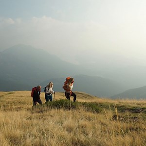 7K views | Die Wandersaison startet wieder! ⛰️ Die Tage werden länger und die Natur erwacht langsam, aber sicher, aus ihrem Winterschlaf. Hast du deine Wanderschuhe schon bereitgestellt? 朗 | LG Global | Facebook