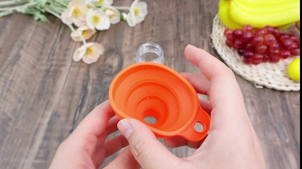 Hsei 200 Sets 12oz Plastic Juice Bottles with Caps Bulk Reusable Empty Clear Beverage Container With Lids, Labels, Funnel and Brush for Drinking Smoothie Drink Juicing Tea Milk Water