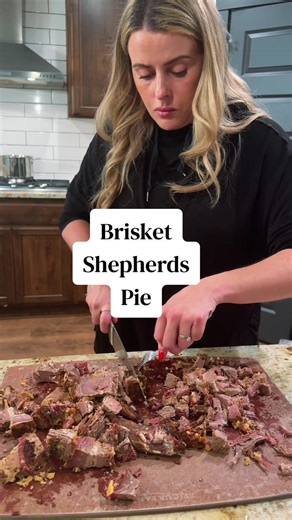 Looking for ways to use all that leftover brisket? Try this easy Shepherds Pie (or Cottage Pie) recipe. It’s so simple to throw together for a quick weeknight dinner. Let me know how you use your leftover brisket! #leftovers #easydinnerideas #easymeals