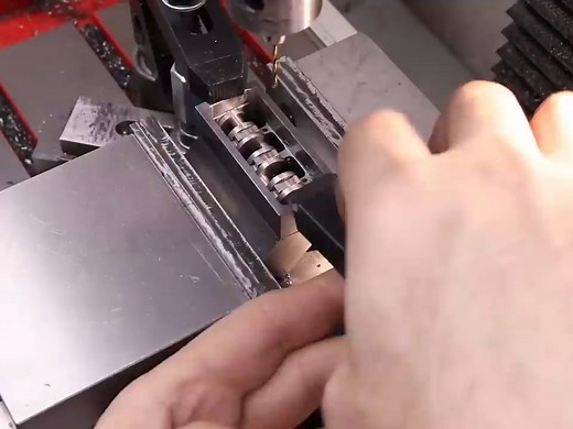 V8发动机模型构建。第二部分:活塞、主轴承盖、飞轮及总成的加工