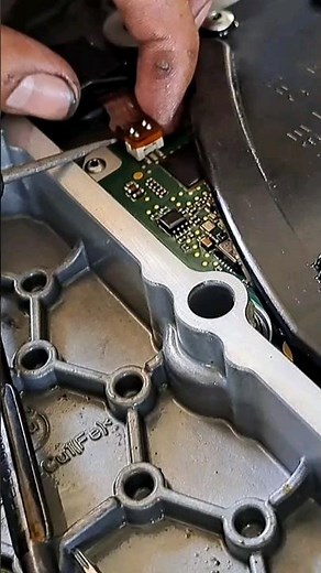 I-shift transmission air pressure sensor #danilotroubleshooter #volvotrucks #pressuresensor #shorts