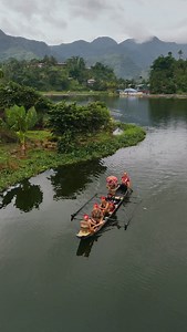 Isa sa mga hindi malilimutang karanasan sa Lake Sebu ay ang magsuot ng tradisyunal na kasuotang gawa sa Tnalak. Sakay ng bangka o owong na ginagamit naman ng mga lokal na ng Lake Sebu. #LakeSebu #Soxisnext #SouthCotabato #lovethephilippines #lostjuanph | Lost Juan