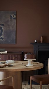 Beaucoup pensent qu'un blanc pur va éclaircir une pièce orientée nord... En réalité, c'est l'inverse : la lumière froide et légèrement bleutée rend les blancs grisâtres, verdâtres, et l'ambiance encore plus glaciale. Deux options simples pour les pièces orientées nord : Option 1 - Garder de la clarté mais réchauffer la lumière. Exemples : • White Dove - Benjamin Moore : blanc cassé chaleureux avec une pointe de jaune et de lin Travertine - Little Greene : un beige sable élégant et lumineux Oxfor