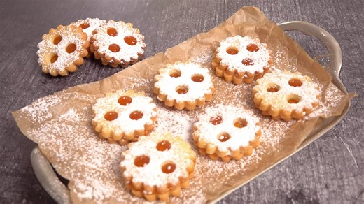 11 reactions | Die klassischen Linzer Augen sind typische Weihnachtskekse.  Mit diesem Rezept verzaubern Sie Groß und Klein.  Hier kommt ihr zum Rezept:  https://www.gutekueche.at/klassische-linzer-augen-rezept-3718 | GuteKueche | Facebook