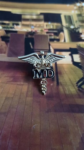 MD PIN ◾Dhurata ideale për doktor është ky brosh MD që mund ta gjeni tek @ajohandmade ◾Për porosi mund të na shkruani në DM ose në Facebook! #mdpin #medicalpins #medicalstudent #medicalschool #medicalstore #giftideas #trendyaccessories #medicalaccessories #love #pinlovers #doctor #doctorgift #bestylishatwork #beuniquewithus #ajohandmade | Ajohandmade