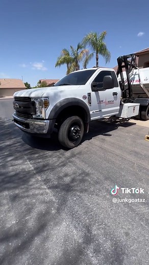 Ford F550 Stellar Hooklift Truck: How Many Tons Can It Haul?