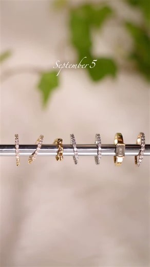 ラボグロウンダイヤモンド専門店💎September5 【公式】 on Instagram: "永遠を指先に…余裕を耳元に… 幸運をまとって、新しい一年へ。 定番こそ、極上を選ぶ大人のセオリー September5は、最高級のクオリティーでご用意します。 #エタニティリング #フープピアス #k18 #プラチナジュエリー #エメラルドカットリング #一生ものジュエリー #人気ジュエリー"