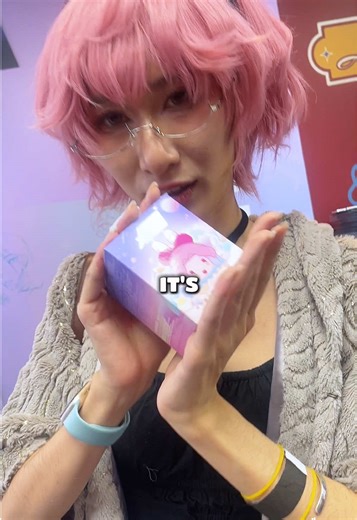 I pray for y’all’s wallets at the alien stage popup.. #alienstage #mizialienstage #fyp #merch #alienstagevivinos