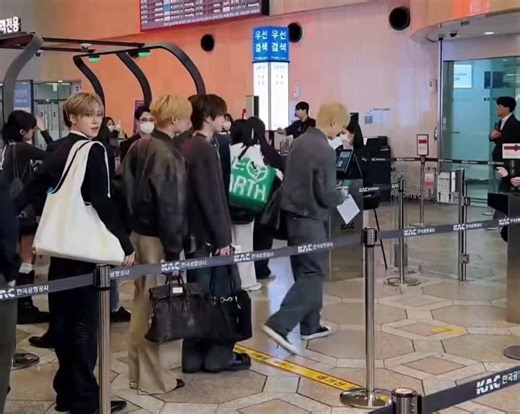 kittens following junseo-hyung when it should only be one person at a time ⸝⸝> ̫