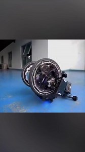 El robot desarrollado por el equipo Northeastern University-Zhonghong TDT destaca por su sistema de doble rueda, una innovación pensada para mejorar la estabilidad, agilidad y precisión de movimiento en entornos complejos. Este diseño permite que el robot: •Se desplace con gran equilibrio incluso en superficies irregulares. •Realice maniobras rápidas y controladas, ideales para competencias como RoboMaster. •Integre funciones colaborativas y de manipulación, como recoger objetos o ejecutar tarea