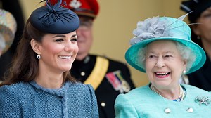 Royals author Katie Nicholl explains how Queen Elizabeth’s fashion has impacted the younger generation of royals. | Entertainment Tonight