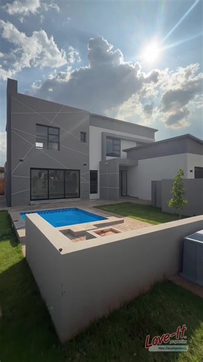 🏡 This turn-key gem is ready for you to move in! Just bring the furniture and make it your own. 🔑✨ 📍 Nestled perfectly between Midrand & Centurion 💰 Yours for R5,600,000 - Levy: R1,950/month - Rates: R5,232/month - 4 Beds, 3 Baths - Kitchen, Lounge, Dining Room - 2 Garages, Pool, Domestic Accom - Land: 506m² / Floor: 295m² Highlights: ✨ Double garage with scullery access ✨ Open-plan living with a dining/braai room ✨ Refreshing pool & a landscaped garden with a cozy BOMA firepit ✨ Convenient 
