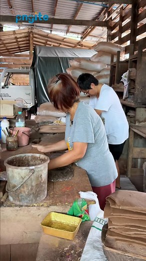 一支手工龙香，要花多少心思才能成形？ 在高巴三万茉莉园村的福财香厂，他们坚守了四十多年，只为让香火的气息继续延烧。从木粉、香料到捏香的手感，每一步都藏着岁月的功夫。在机械化的时代，他们依然相信——香，要有人情味。 How much heart and patience does it take to craft a single handmade dragon joss stick? At Hock Chye Heong Joss Stick Factory in Kubang Semang, Penang, They has dedicated over forty years to preserving this craft — keeping the scent of faith and craftsmanship alive. From wood powder and natural herbs to the careful shaping of each stick, every step carries the weight of time and devotion. In