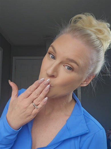 Fake messy bun is a fast and easy way to do your messy bun if you have thin hair or you are a beginner #diyhairschool #thinhairtips #fakehair #fakebun #messybun