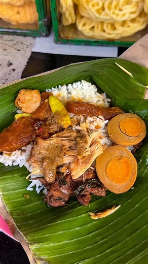 GUDEG LEGENDARIS DI SOLO ❗️ Spot sarapan gudeg legendaris di solo,,, Gudeg satu ini emang udah terkenal sama rasanya yg enak,, Untuk nama tempatnya di gudeg kendil bu cokro yang lokasi jualannya ada di barat perempatan pasar legi Disini tipe gudeg yang agak kering,gak terlalu manis, dan aroma smoky nya cukup kencang 🤤🤤😍 Karena gudeg disini dimasak selama 2hr memakai kendil,kayu & arang😳 Di gudeg bu cokro ini telurnya memakai telur bebek & ayamnya memakai ayam kampung 🤤🤤 Asli deh rasanya ot
