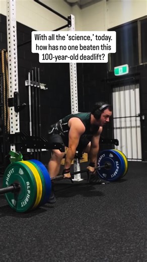 THE STRONGEST MAN YOU’VE NEVER HEARD OF. Before biomechanics. Before programming. Before sports science. There was Herman Goerner. A 1920s circus strongman who deadlifted 330kg… With one arm. And no one’s beaten it since. All thought the lifts and standards have changed a ton! These lifts are still extremely impressive He pulled 800lbs from the floor. Pressed 200kg overhead. Used ramping sets, partial reps, and GPP before any of those had a name. He never missed lifts. Because as a performer, he