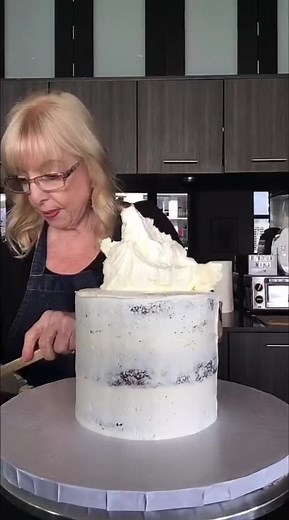 Come sail away! Follow me for more fun ways to decorate 🥰#cakeart #tiktokcanada🇨🇦 #ricepaper @KITKAT @walmart